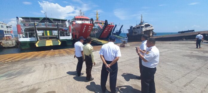 20231113_123047 Petugas BPTD Ketapang, Banyuwangi mengecek kesiapan dermaga baru jalur ke Gilimanuk dan Lombok, Senin (13/11/2023). (foto/udi)