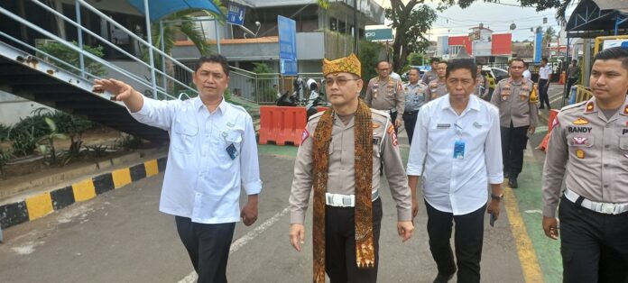 Kakorlantas Polri Irjen Pol Firman Santyabudi mengecek kesiapan Pelabuhan Ketapang, Banyuwangi, Kamis (23/11/2023). (foto/udi)