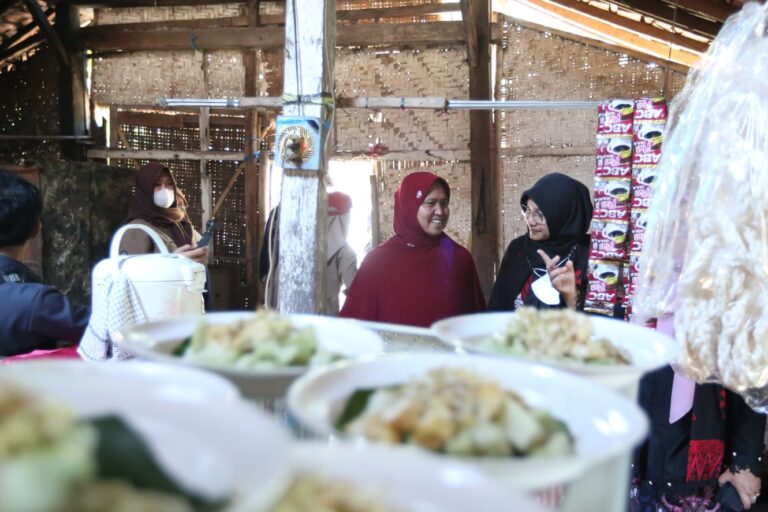Warung naik kelas, salah satu program pengentasan kemiskinan di Banyuwangi. (foto/ist)