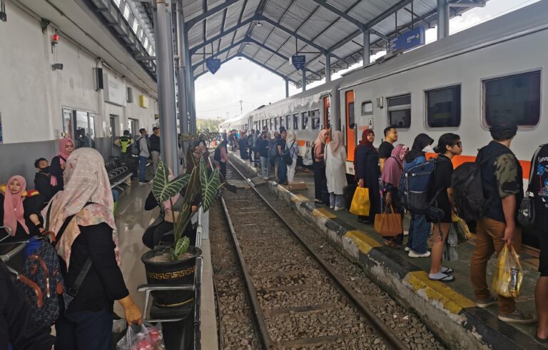Penumpang antre masuk gerbong KA rute Banyuwangi-Jember. (foto/dok)