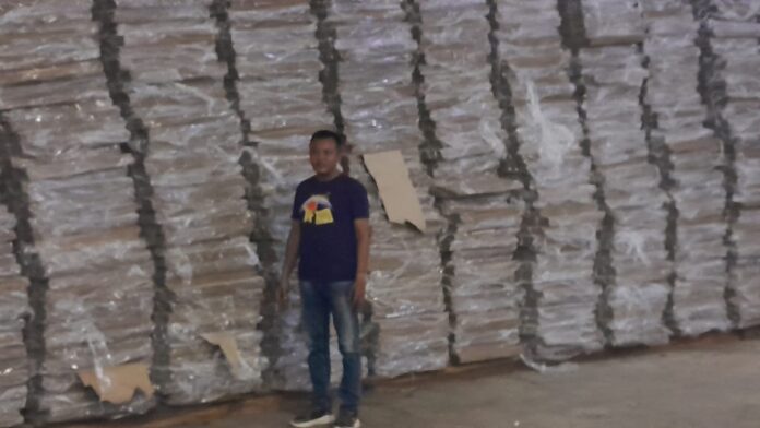 Logistik pemilu mulai disimpan di gudang KPU Banyuwangi, Kamis (9/11/2023). (foto/ist)