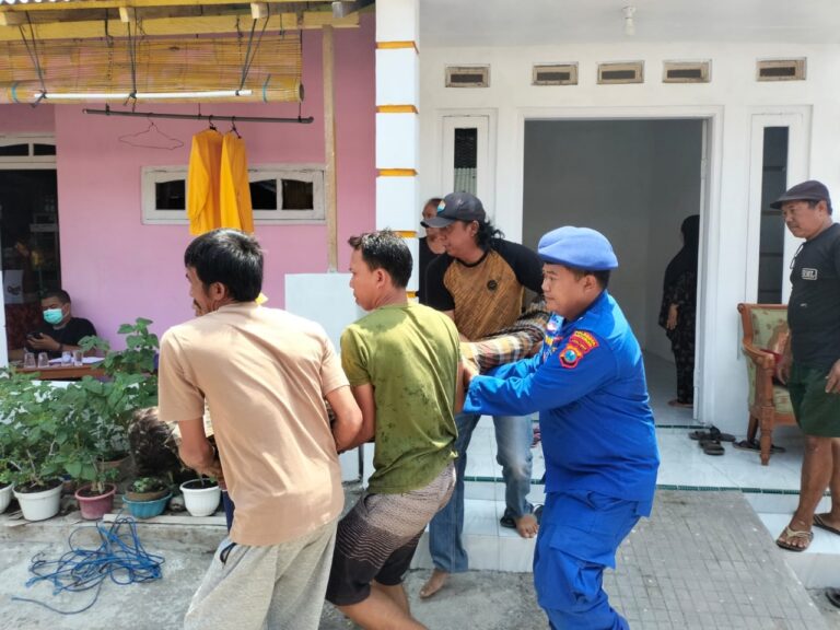 Warga dibantu petugas Satpolair mengevakuasi pemancing yang tewas di Selat Bali, Kamis (16/11/2023). (foto/ist)