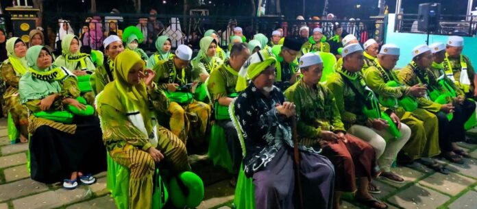 Sebanyak 35 jemaah umroh diberangkatkan anggota DPR RI Sumail Abdullah. (foto/ist)
