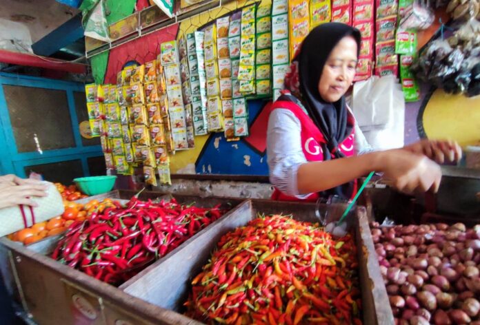 Pedagang cabai di Pasar Banyuwangi mengeluhkan lonjakan harga.