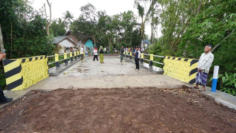 Sebanyak 52 jembatan disiapkan Kabupaten Banyuwangi mengantisipasi banjir di musim penghujan.