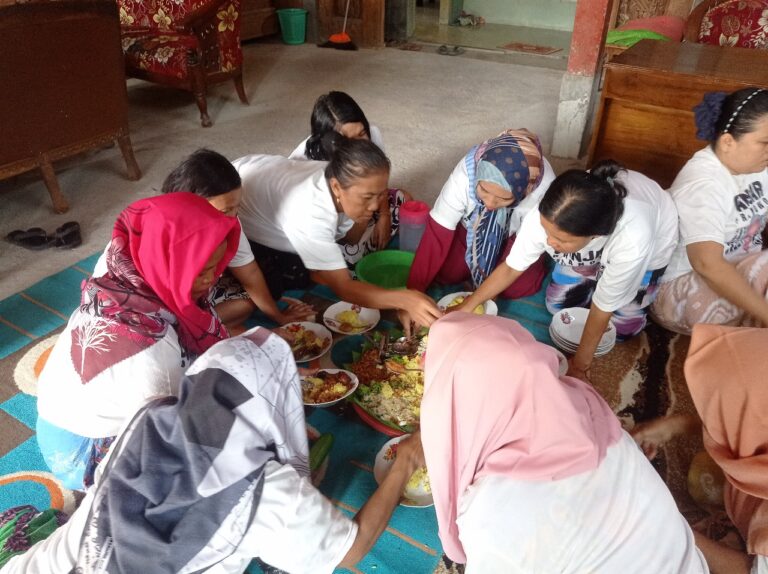 Jadi Peluang Bisnis, Mak Ganjar Latih Emak-emak Buat Nasi Tumpeng