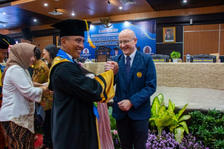 Unesa Kukuhkan Tiga Guru Besar dan Delapan Adjunct Professor