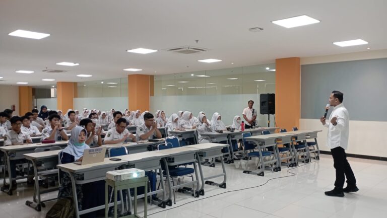 Undang 12 Dosen Tamu, Siswa Smamda Dikenalkan Jurusan Minat dan Bakat