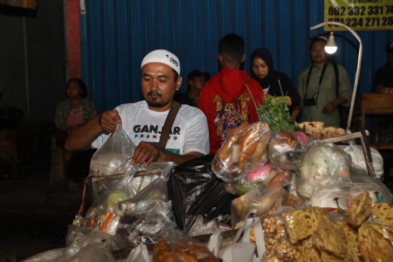 Kyai Muda Turun ke Pasar Tradisional di Bojonegoro, Pedagang Antusias Dukung Ganjar-Mahfud di Pilpres 2024