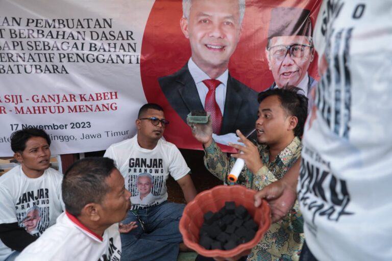 Ganjar Creasi Edukasi Peternak Cara Mengolah Kotoran Sapi Jadi Bernilai Ekonomis di Probolinggo