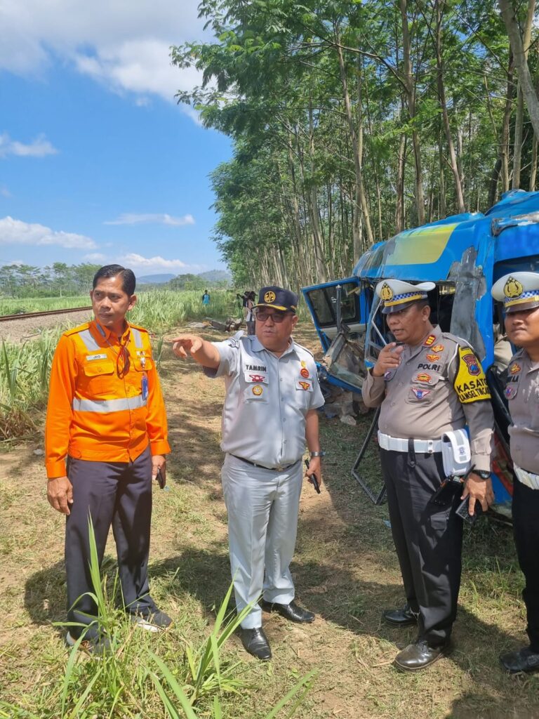 Laka KA Probowangi vs Mikrobus Isuzu Elf di Lumajang, Jasa Raharja Jamin Seluruh Korban