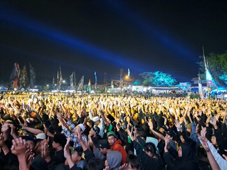 Lautan Manusia Banjiri Selawat Kebangsaan Kyai Muda Ganjar Bersama Gus Ali Gondrong di Pasuruan