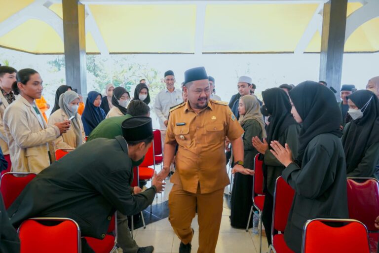 Sambut Generasi Emas, Baznas Gresik Salurkan Ratusan Beasiswa Mahasiswa
