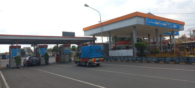 Aktivitas pintu tiket di penyeberangan di Pelabuhan Ketapang, Banyuwangi. (foto/udi)