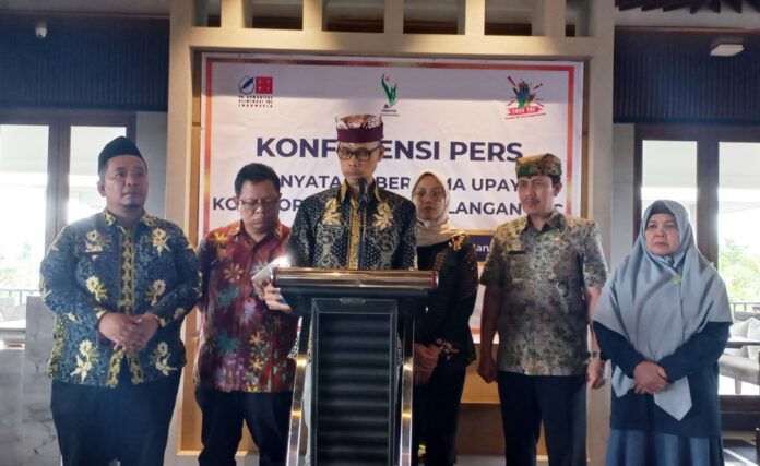 Deklarasi pernyataan bersama upaya kolaborasi enanggulangan TBC di Banyuwangi, Jumat (15/12/2023). (foto/udi)