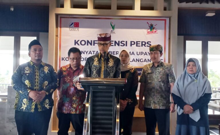 Deklarasi pernyataan bersama upaya kolaborasi enanggulangan TBC di Banyuwangi, Jumat (15/12/2023). (foto/udi)