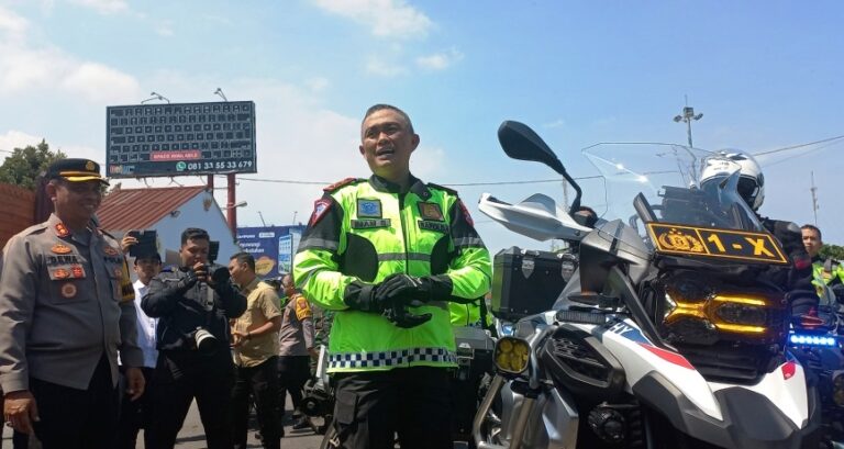 Kapolda Jatim Irjen Pol. Imam Sugianto tiba di Pelabuhan Ketapang usai bersepeda motor dari Surabaya ke Banyuwangi, Senin (18/12/2023). (foto/udi)