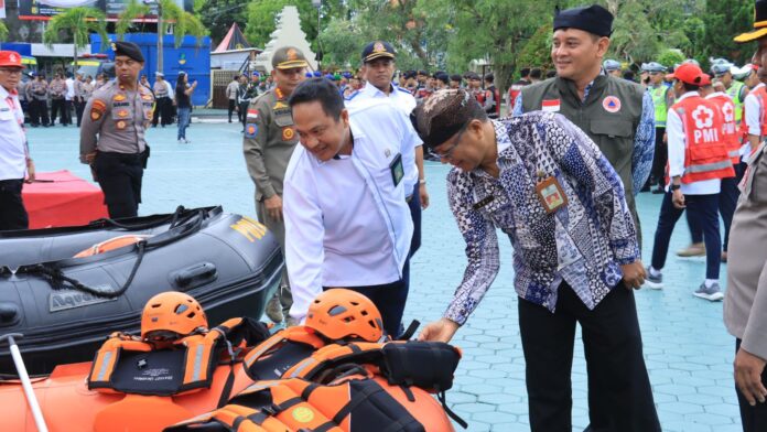 Polresta Banyuwangi bersama BPBD menyiagakan peralatan siaga bencana, Senin (4/12/2023). (foto/ist)