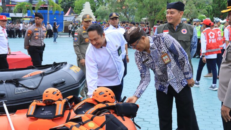 Polresta Banyuwangi bersama BPBD menyiagakan peralatan siaga bencana, Senin (4/12/2023). (foto/ist)