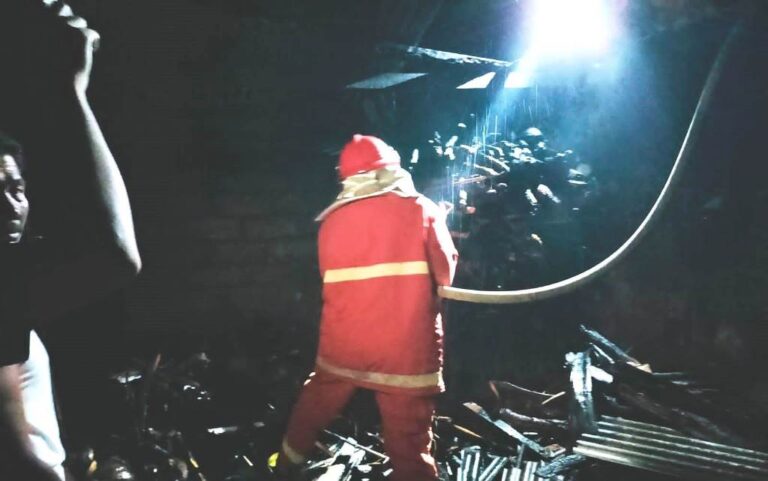 Tim pemadam menjinakkan api yang membakar dapur warga lansia di Banyuwangi, Selasa (5/12/2023) malam. (foto/ist)