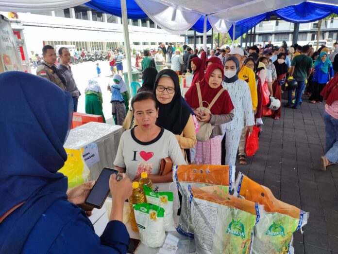 Pasar murah sembako digelar di Banyuwangi jelang Nataru, Rabu (6/12/2023).