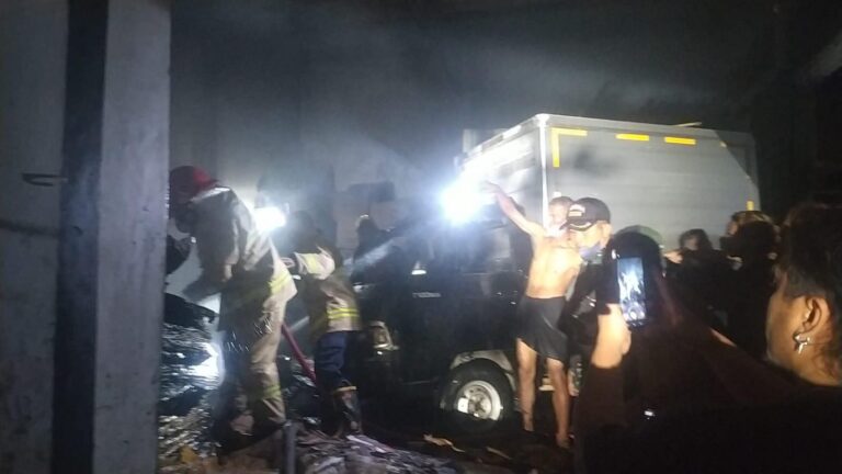 Gara-gara Aki Mobil, Gudang Peralatan Listrik di Banyuwangi Terbakar