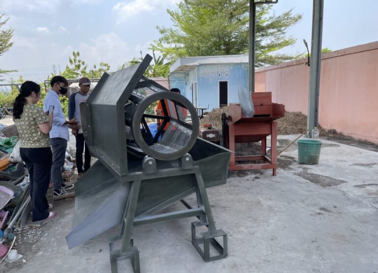 Tim Dosen PCU Bantu Warga Lewat Mesin Ayak Rajangan Sampah