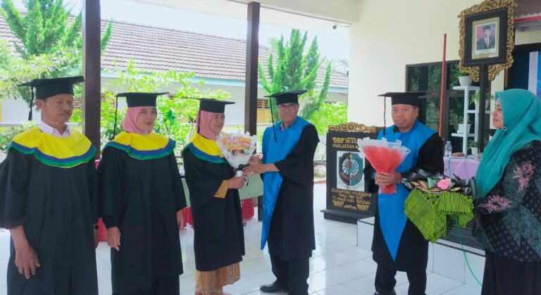 Usai Pendidikan Enam Bulan, Lansia di Banyuwangi Diwisuda Massal 