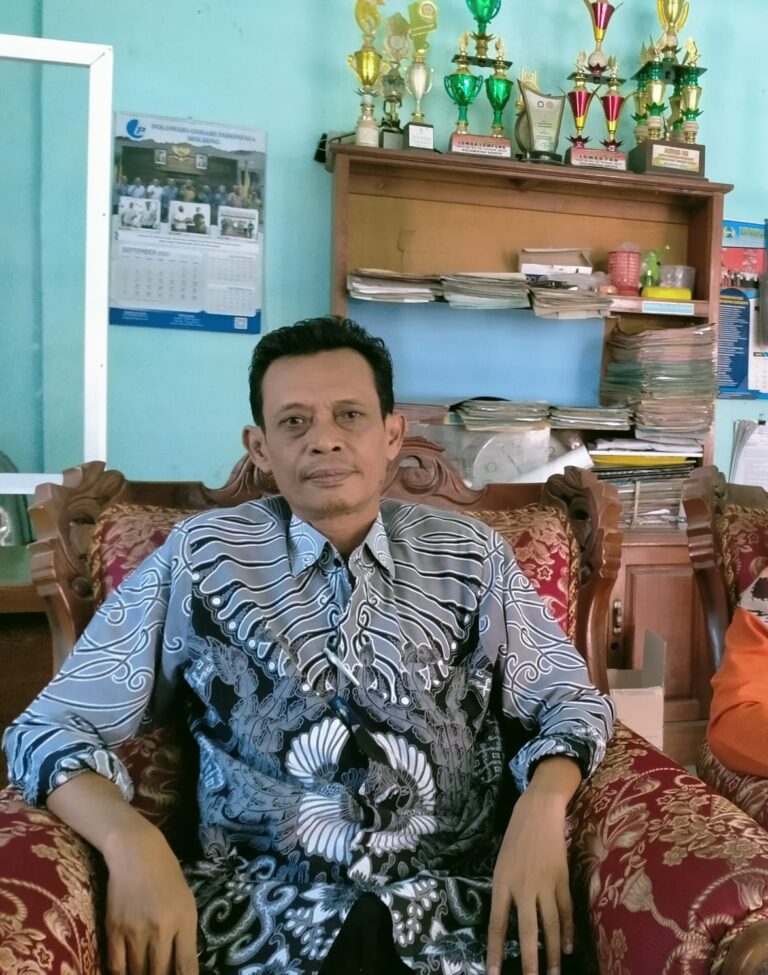 Tingkatkan Pelayanan, Pemdes Wadeng Gresik Rehab Kantor Desa