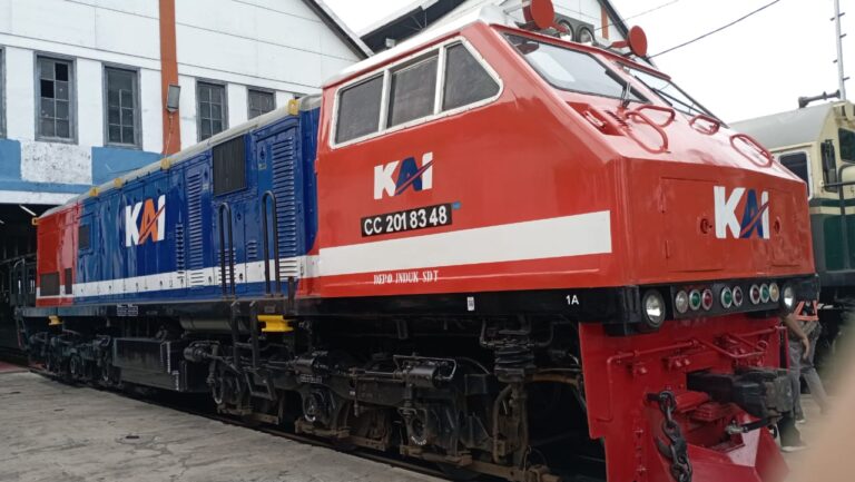 Satu Abad Depo Sidotopo, Daop 8 Hadirkan Lokomotif Livery Vintage