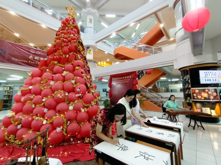 Mahasiswa PCU Rangkai Pohon Natal Berbahan Plastik Antiair