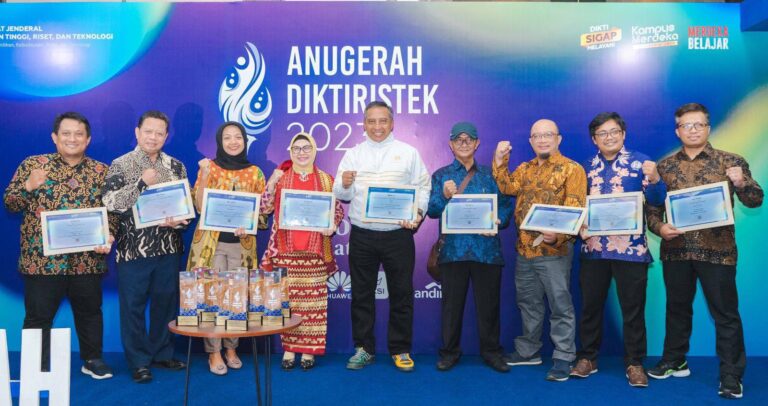 Unesa Buktikan Kualitas PTN-BH dalam Anugerah Diktiristek 2023