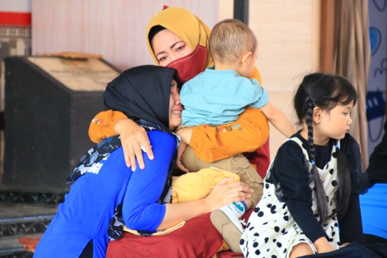 Penuh Haru, Warga Binaan Lapas Banyuwangi Basuh Kaki Ibunda Masing-masing saat Hari Ibu 