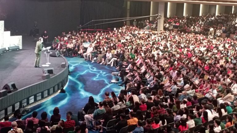 Perayaan Natal, Ribuan Jemaat GMS Rooftop Surabaya Barat Nyalakan Cahaya