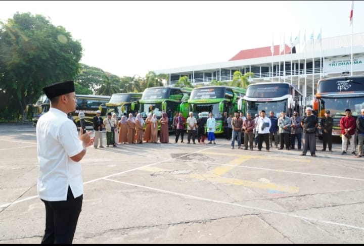 Tutup Tahun, Petro Gresik Berangkatkan Warga Sekitar Wisata Religi