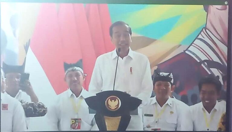 Presiden Jokowi menemui penerima program Tora dan PS di Banyuwangi, Rabu (27/12/2023). (foto/udi)
