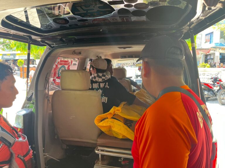 Tim SAR mengevakuasi bocah yang tewas tenggelam di Pantai Pulau Merah, Banyuwangi, Kamis (28/12/2023). (foto/dok.SAR Banyuwangi)