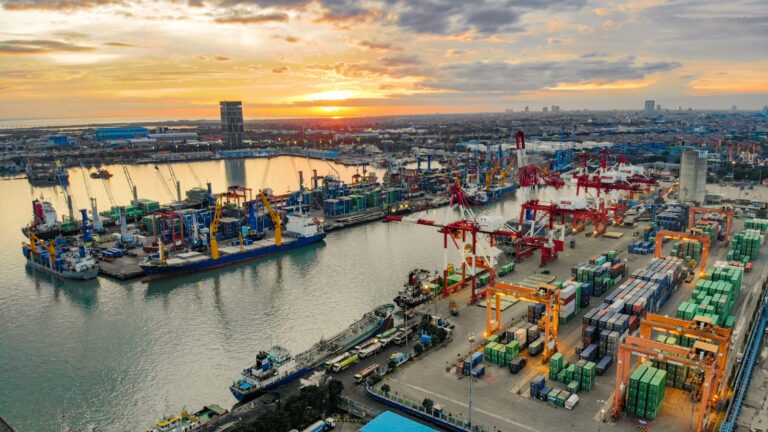 Terminal Peti Kemas Tetap Beroperasi Normal Saat Libur Nataru