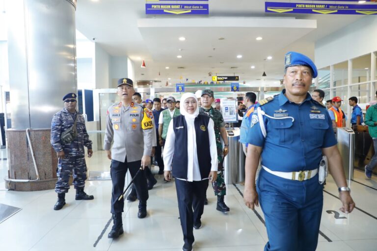 Tinjau Pelabuhan Tanjung Perak, Gubernur Khofifah: Seluruh Pos Layanan dan Pengamanan Siap Berikan Layanan Terbaik