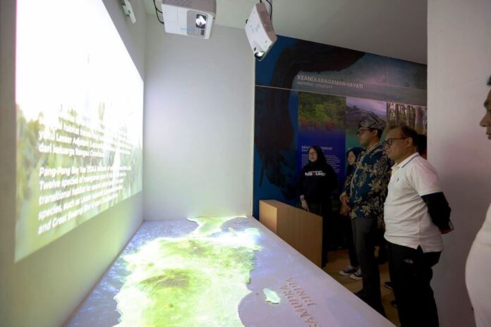 Bupati Banyuwangi Ipuk Fiestiandani melihat informasi Geopark Ijen. (foto/ist)