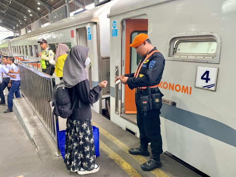 Selama Nataru, Tingkat Ketepatan Waktu Keberangkatan KA di Daop 8 Surabaya Capai 100 Persen