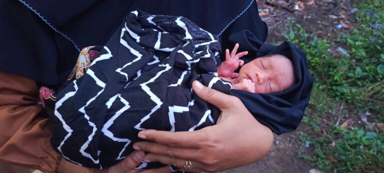 Geger, Bayi Laki-laki Dibuang di Depan Toko di Banyuwangi 