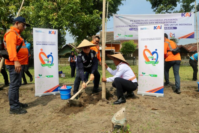 Kampanye KAI Go Green, Daop 8 Surabaya Tanam Pohon di Lima Stasiun