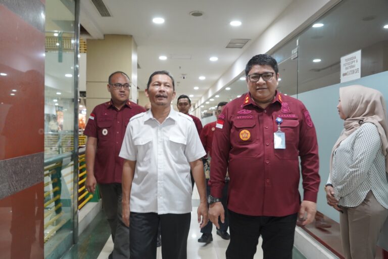 Layanan Simpatik di Pasar Atom Mall, Imigrasi Tanjung Perak Berikan Dua Paspor Gratis 