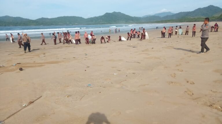 Diserbu Sampah Kiriman, Wisatawan Bersih-bersih Pulau Merah Banyuwangi 