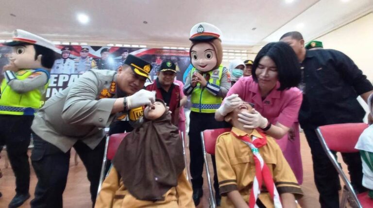 Kapolresta Banyuwangi Kombes Pol. Nanang Haryono bersama Ketua Bhayangkari Cabang Banyuwangi memberikan vaksinasi polio massal ke siswa di Banyuwangi, Sabtu (20/1/2024). (Foto/udi)