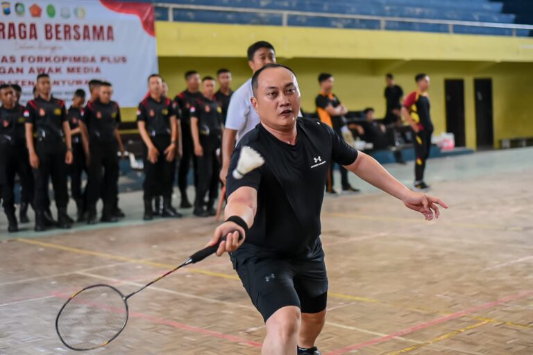 Jelang Pemilu, Kapolresta Banyuwangi Ajak Forkopimda dan Jurnalis Tanding Bulutangkis 