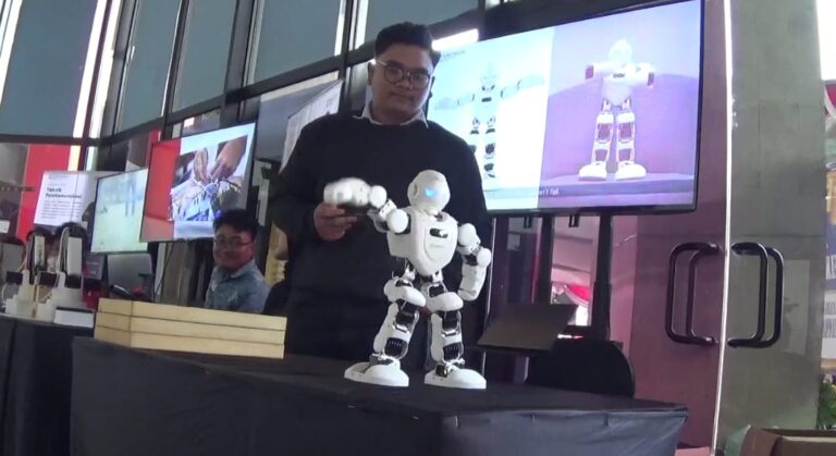 Kreasi Gerak Robot Humanoid Karya Mahasiswa Tel-U Surabaya