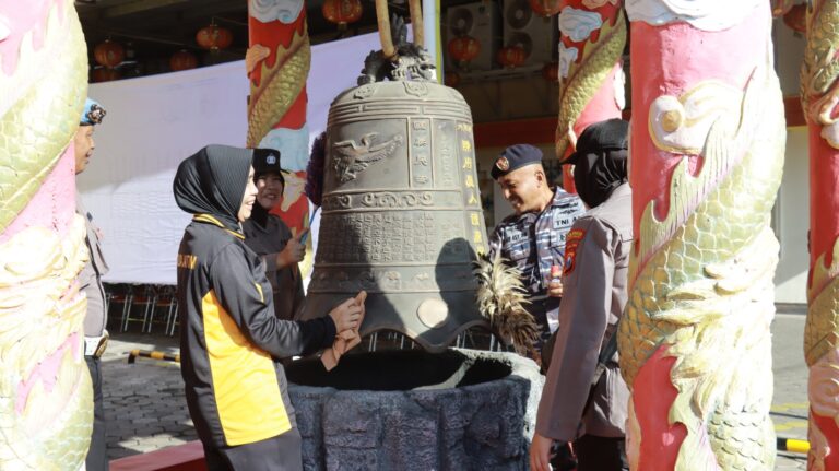 Jelang Imlek, Polisi dan TNI di Banyuwangi Gelar Baksos Bersih-bersih Kelenteng 