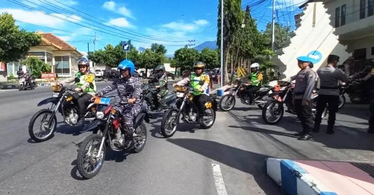 Jajaran Kepolisian bersama TNI di Banyuwangi menggelar patroli berskala besar mendekati Pemilu, Selasa (6/2/2024). (foto/udi)